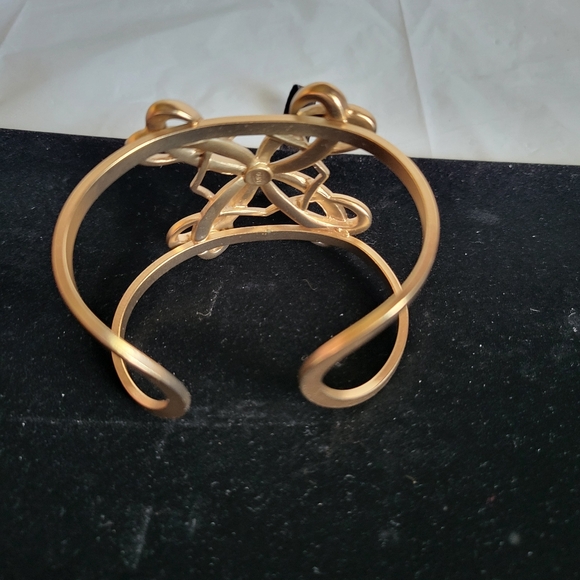 Vintage Bracelet Matte Gold Tone Pink Enamel Cuff Flower Filigree - Picture 3 of 5